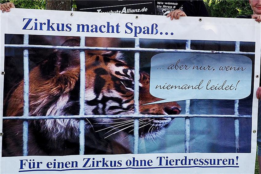 Mit Plakate wie diesen protestieren Tierschützer, wenn ein Zirkus mit Wildtier-Nummern anreist (hier ein Beispiel aus Horb). Bild: Karl-Heinz Kuball