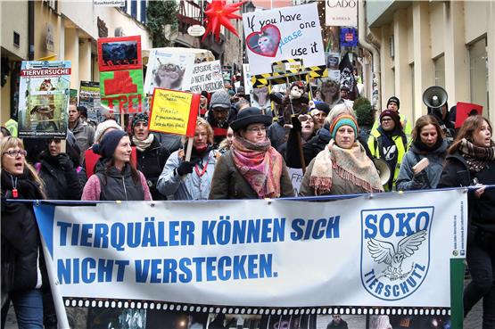 Mit Plakaten und Parolen gegen Tierversuche: Rund 400 Demonstranten zogen gestern durch die Tübinger Altstadt und zum MPI. Bild: Sommer