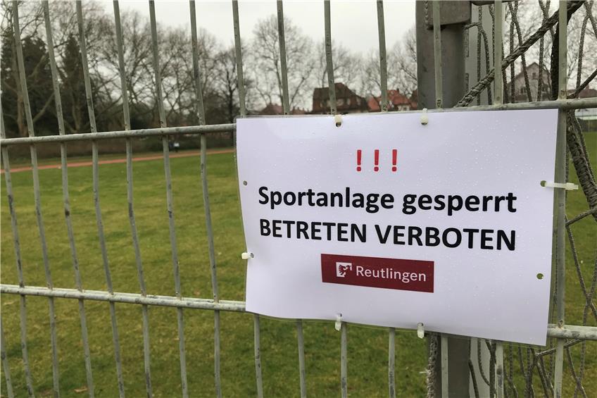 Mit Schildern wie diesem hat die Stadt Reutlingen alle städtischen Sportanlagen gesperrt. Bild: Jonas Bleeser