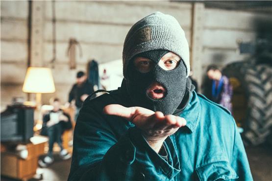 Mit Sturmmaske und jeder Menge Zynismus: Milli Dance, Rapper und Frontmann von Waving the Guns, tritt nie ohne Maske auf. Bild: David Henselder