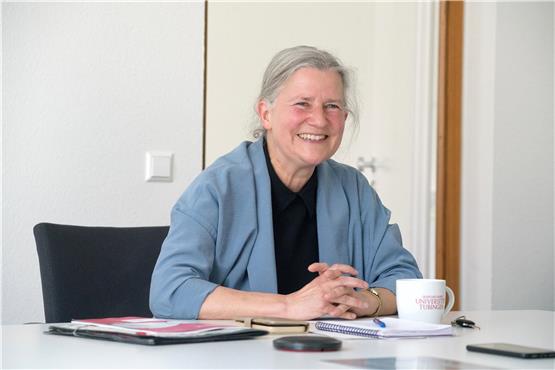 Mit Uni-Tasse: Prof. Karla Pollmann in ihrem Büro in der Zentralen Verwaltung. Bild: Ulrich Metz