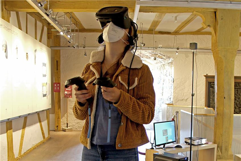 Mit VR-Brille bei den Archäologen: Virtuell lassen sich die Ausstellungsstücke auch neu im Raum verteilen. Bild: Stefan Krmnicek