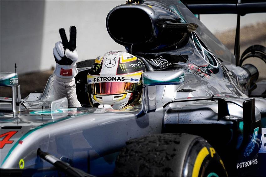 Mit Victory-Zeichen durchs Ziel: Lewis Hamilton ließ sich gestern gebührlich feiern. Foto: afp