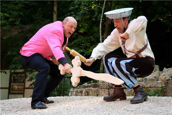 Mit dem Nudelholz gegen ein Schwert? Bei „Don Quichotte von dr Alb ra“ ist einiges möglich.Bild: Naturtheater