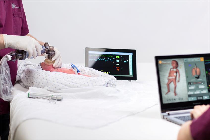 Mit der Simulator-Puppe „Paul“ können Ärzte und Pflegekräfte beispielsweise die künstliche Beatmung von Frühgeborenen üben. Bilder: SIMCharacters