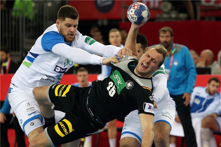Mit der aggressiven Spielweise von Slowenien und Mazedonien kamen die deutschen Handballer um Julius Kühn (am Ball) nicht gut zurecht. Foto: dpa