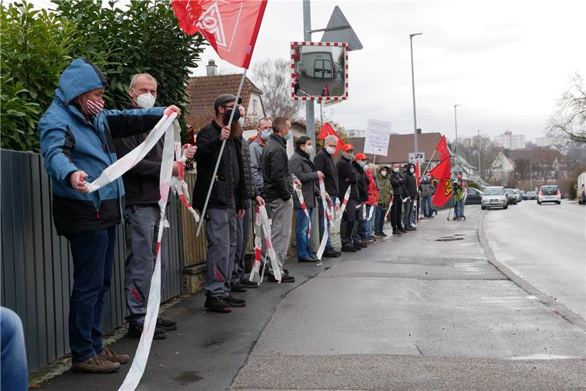 Mit einem „Band der menschlichen Solidarität“ hatten die Beschäftigten vor einigen Tagen gegen die drohende Schließung protestiert. Archivbild: Philipp Koebnik