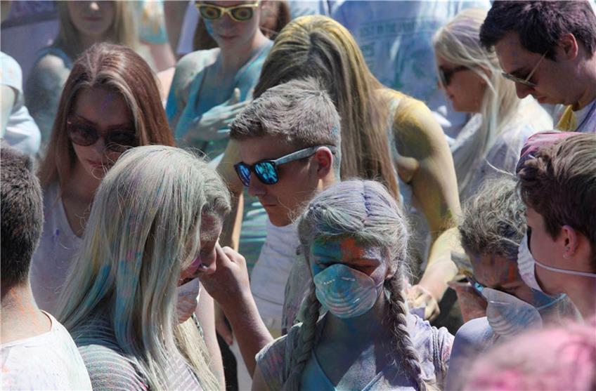 Beim Holi Gaudy-Festival lebten sich junge Leute am Samstag beim Tanzen und Farbbeutelwerfen aus