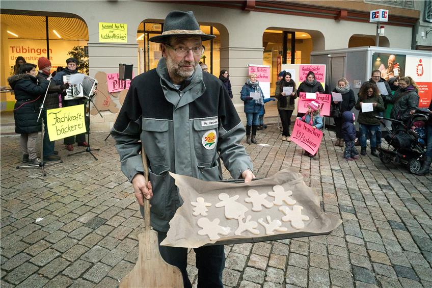 Mit einer „Fachkräftebäckerei“ protestierten rund 100 Erzieherinnen, Eltern und Vertreter von Trägern am Montag vor dem Tübinger Rathaus gegen Personalmangel in den Kitas. Bild: Metz
