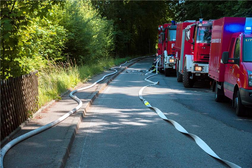 Mit einer insgesamt mehr als 10 Kilometern Schlauchleitung musste die Feuerwehr das Löschwasser aus dem Neckar heranschaffen. Bild: Klaus Franke