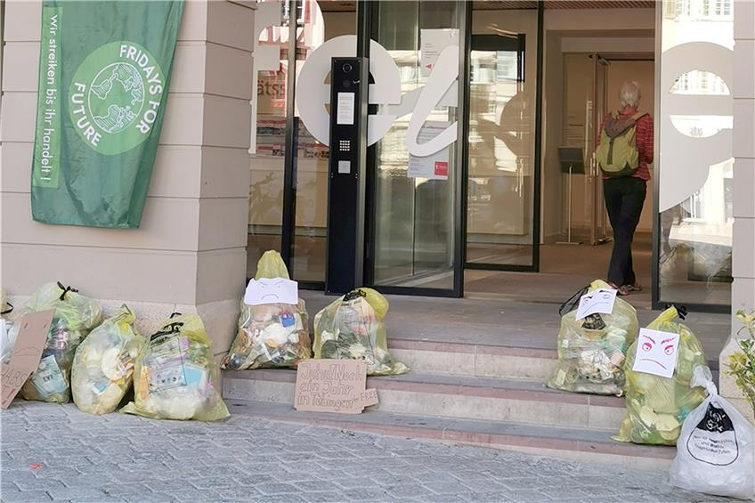 Mit gelben Säcken protestierte Fridays for Future vor der Sitzung des Gemeinderats gegen die erwartete Verschiebung der Verpackungssteuer. Bild: Gernot Stegert