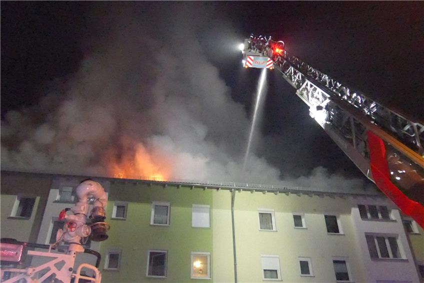 Mit insgesamt drei Drehleitern verhinderte die Wehr, dass sich das Feuer auf das gesamte Dach des Mehrfamilienhauses ausbreitete. Bild: Feuerwehr Reutlingen