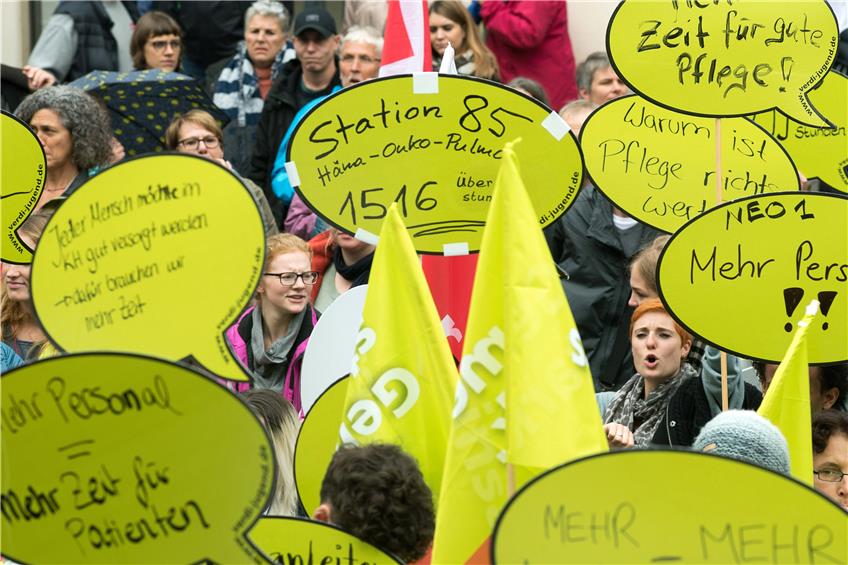 Mit knallgrünen Sprechblasen protestierten Beschäftigte des Uniklinikums Tübingen gestern auf dem Holzmarkt gegen die Personalnot an den Kliniken und die Überlastung des Pflegepersonals. Bild: Metz