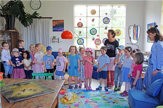 Mit rund 20 Kindern hat die Kunstpädagogin Milada Böhm an der Kunstschule Böblingen zum Thema Träume gearbeitet. Die Ergebnisse zeigen dieKinder im Café Mieze in Dettenhausen, wo derzeit auch die ukrainische Künstlerin Angelika Dotsenko (rechts) ihre Werke ausstellt. Bild. Sophie Holzäpfel