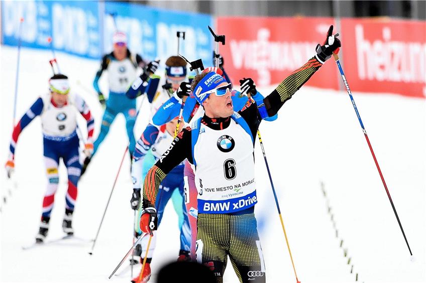 Mit seinem zweiten Platz im Massenstart hat sich Simon Schempp in die Weltspitze des Biathlons zurückgearbeitet. Sieger Martin Fourcade (im Vordergrund) freute sich im Zielbereich mit ihm. Foto: dpa