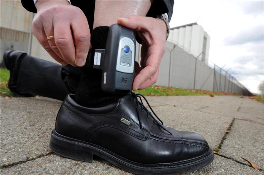 Mit so einer elektronischen Fußfessel werden in Deutschland momentan etwa 75 Menschen überwacht, vor allem auf Bewährung Freigelassene. Foto: dpa