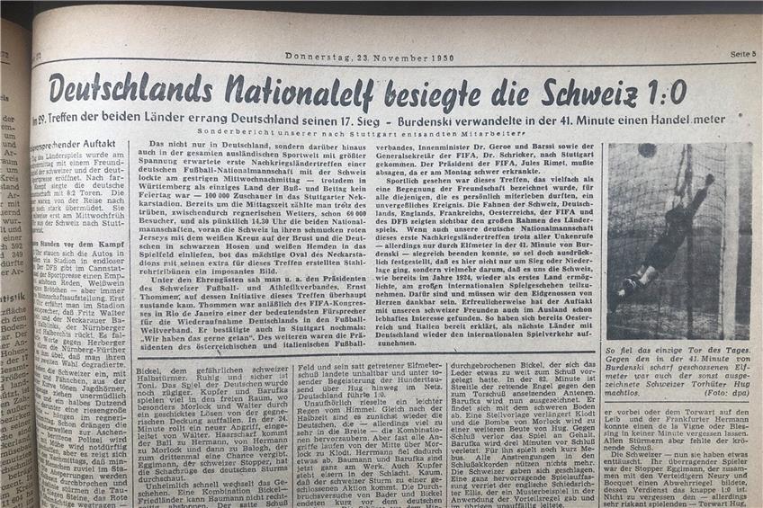 Mit viel Text und kleinem Bild berichtete die Schwäbische Donauzeitung, der Vorläufer der SÜDWEST PRESSE, über das erste Nachkriegsländerspiel in Stuttgart 1950. Oben rechts ist Herbert Burdenskis Elfmetertor zu sehen.