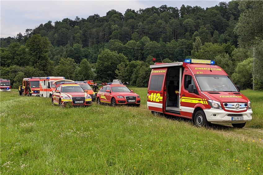 Mit vielen Einsatzkräften sucht die Feuerwehr zwischen Bad Niedernau und Rottenburg nach einer vermissten Seniorin. Bild: Hans-Jörg Schweizer