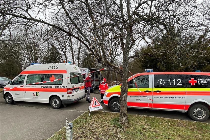 Mit zwei weiteren Fahrzeugen sperrt das Rote Kreuz inzwischen den Parkplatz beim Bergfriedhof in Tübingen ab, auf dem das Arztmobil steht, wo bei Verdachtsfällen Abstriche für Corona-Tests genommen werden. Bild: Hans-Jörg Schweizer