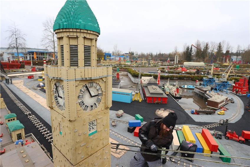 Mitarbeiter des Freizeitpark Legoland bereiten das Miniland vor. Bild: Karl-Josef Hildenbrand/dpa