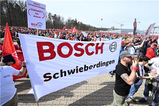 Mitarbeiter des Industriekonzerns Bosch versammeln sich zu einer Kundgebung vor der Hauptverwaltung auf der Schillerhöhe. Foto: Bernd Weißbrod/dpa