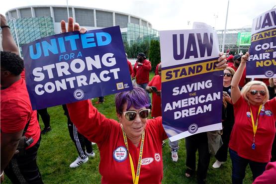 Mitglieder der Gewerkschaft UAW bei einer Kundgebung. Foto: Paul Sancya/AP/dpa/Archivbild