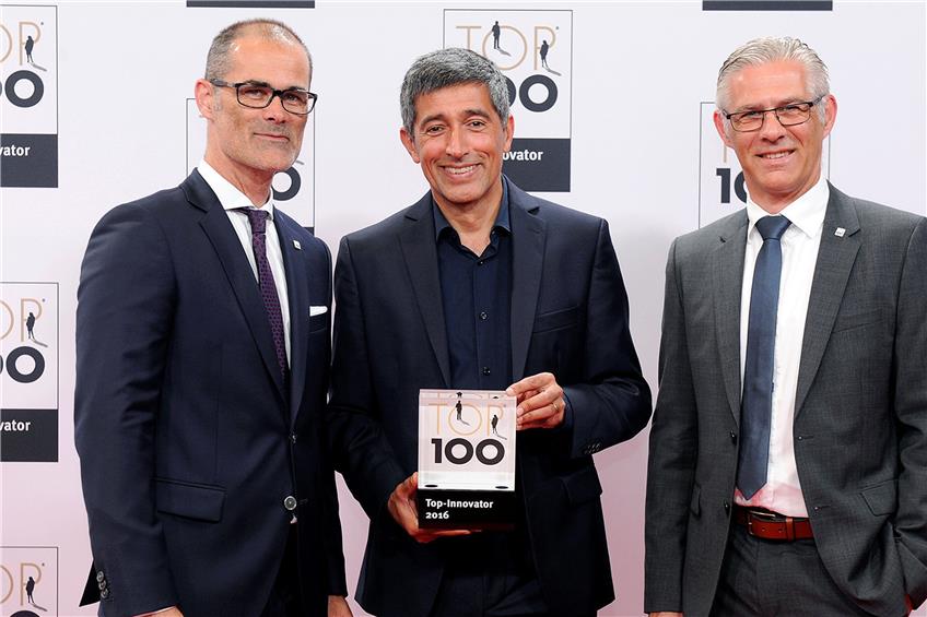Mittelstands-Summit in Essen: Die Rottenburger Firma Hecon wurde als eines der 100 innovativsten Unternehmen Deutschlands ausgezeichnet. Mentor Ranga Yogeshwar (Mitte) übergab die Plakette an Jochen (links) und Thomas Friedrich. Agenturfoto
