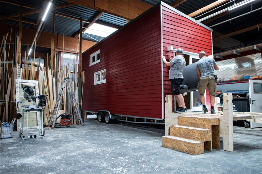 Mobile Minihäuser gewinnen an Beliebheit. Gefertigt werden sie unter anderem von Schreinereien wie Diekmann in Hamm. Foto: Guido Kirchner/dpa