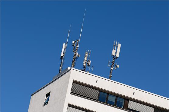 Mobilfunkantennen auf einem Gebäude. Das Netz soll nun weiter ausgebaut werden. Foto: Daniel Reinhardt/dpa
