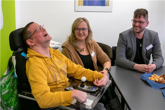 Modellprojekt für Schwerbehinderte: (von links) Bewohner Rainer Schwieger, Julia Schäfer, Leiterin der Assistenzagentur „Habila“ und Oliver Müller-Threbank (Leiter des Pflegedienstes). Bild: Stephan Gokeler