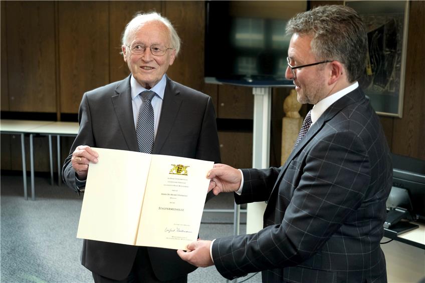 Mössingens OB Michael Bulander übergibt die Staufermedaille an Helmut Veithans (links). Bild: Uli Rippmann