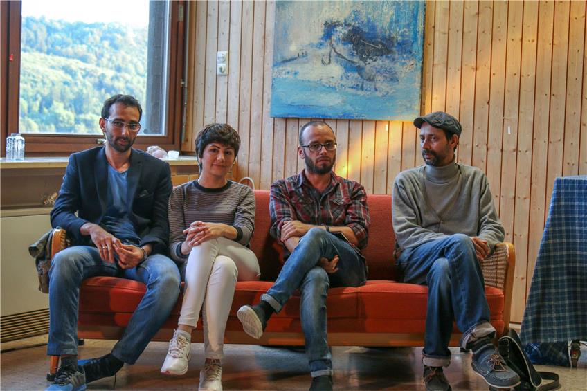 Mohammad Karaf, Aliaa Hwijah, Tareq Alwawi und Imed Ben Taha (von links) auf dem Sofa im Börstinger Kunstort Eleven. Bild: Bernhard