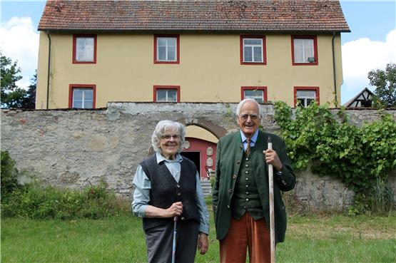 Monika und Rudolf von Ow vor dem einstigen Herrenhaus auf dem Gut Neuhaus. Bilder: Philipp Koebnik