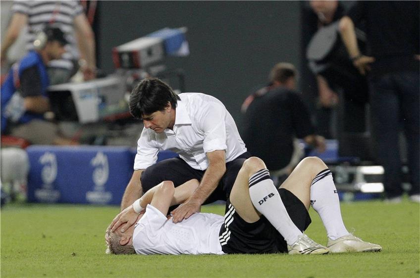 Morgen könnte es bei Bastian Schweinsteigers Abschied Tränen geben. So wie nach dem verlorenen EM-Finale 2008, als Joachim Löw trösten musste. Foto: Imago