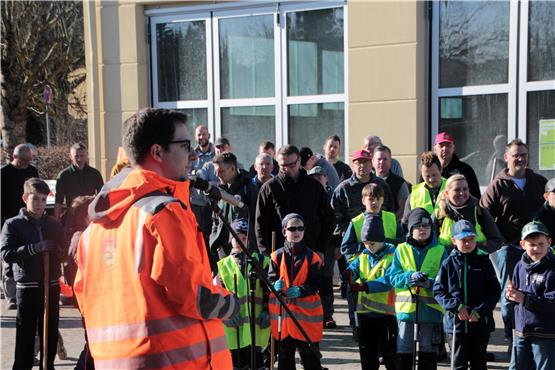 Motiviert, den Flecken sauber zu halten: 160 Leute kamen zur Markungsputzete in Bodelshausen, Bürgermeister Florian King (vorne im Bild) begrüßte sie. Bild: Michael Brandt