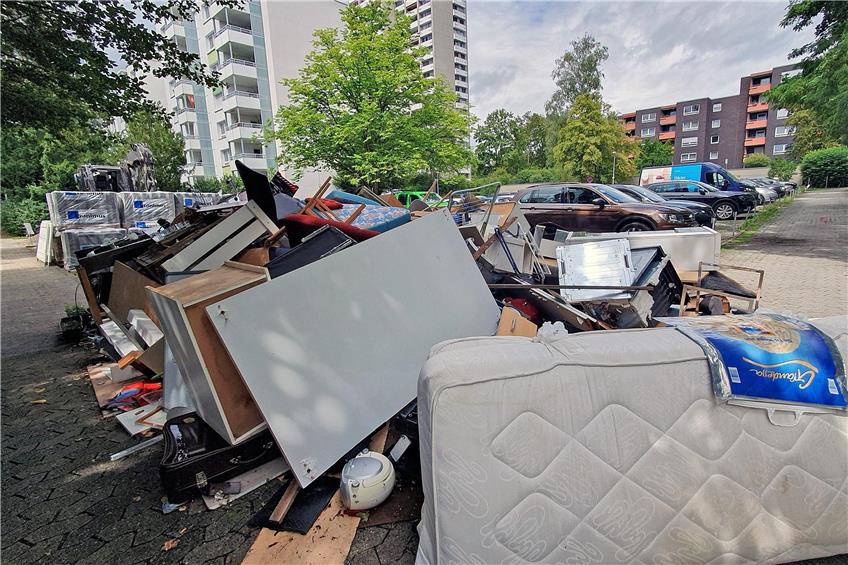 Müll wird im Tübinger Stadtgebiet immer wieder illegal entsorgt – wie der nicht angemeldete Sperrmüll im Ulmenweg auf WHO. Bild: Stadt Tübingen