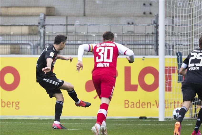 Münchens Robert Lewandowski (l) erzielt das Tor zum 0:1 per Elfmeter. Foto: Tom Weller/dpa/aktuell