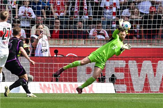 Münchens Torhüter Manuel Neuer hechtet nach einem Ball. Foto: Bernd Weißbrod/dpa