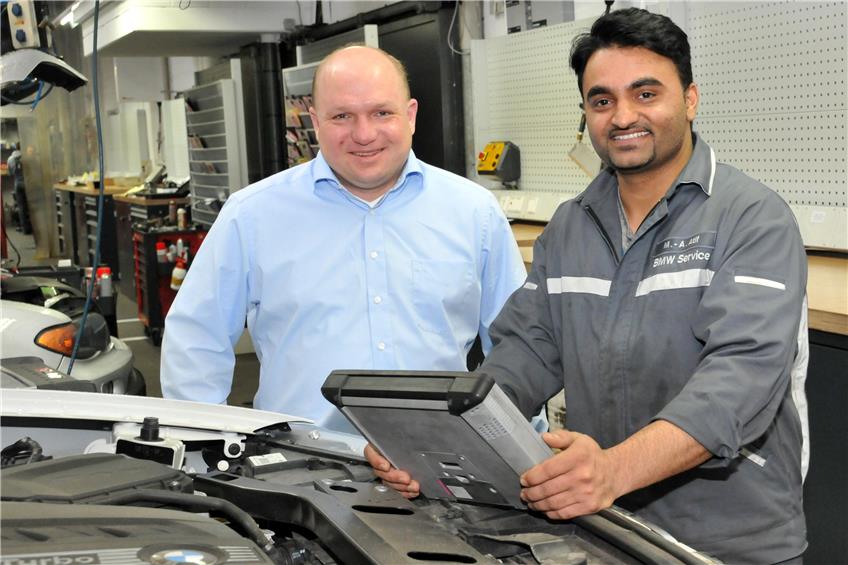Muhammad Ahsan Atif aus Pakistan hat im September 2015 seine Ausbildung zum Kfz-Mechatroniker beim Reutlinger Autohaus Menton begonnen. Links Thomas Armbruster, Kaufmännischer Leiter bei Menton. Bild: HWK