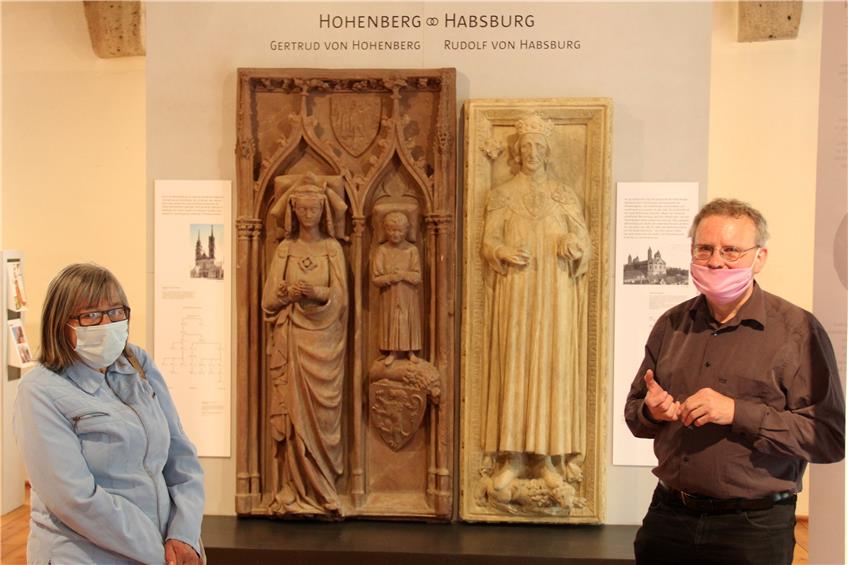 Museumsleiter Peter Ehrmann und eine Besucherin vor den Skulpturen von Gertrud von Hohenberg undRudolf von Habsburg im wiedereröffneten Sülchgau-Museum.  Bild: Fred Keicher