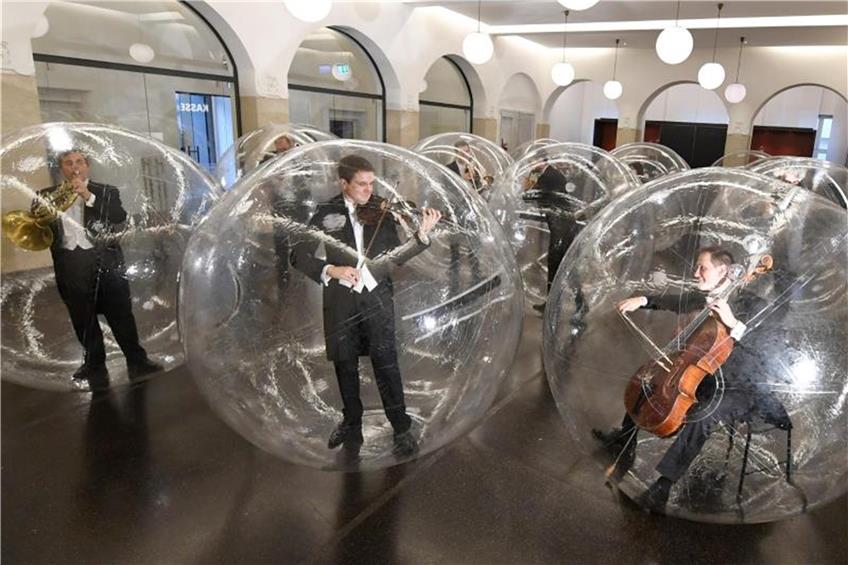 Musiker der Stuttgarter Philharmoniker spielen während der Kunstaktion „Social Distance Stacks“. Foto: Franziska Kraufmann/dpa