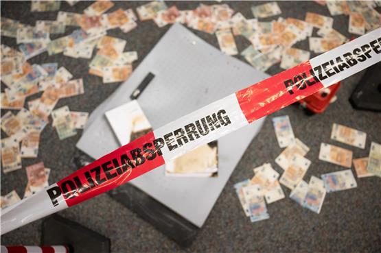 Musterbanknoten liegen zum Kampf gegen Geldautomatensprengungen vor einem Geldautomat, der zu Testzwecken durch das LKA gesprengt wurde. Foto: Sebastian Gollnow/dpa/Symbolbild
