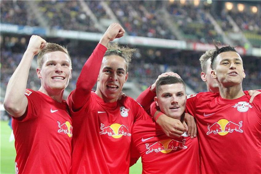 Nach dem 1:0 in Karlsruhe: Die Leipziger Marcel Halstenberg, Yussuf Poulsen, Torschütze Marcel Sabitzer und Davie Selke. Foto: Imago