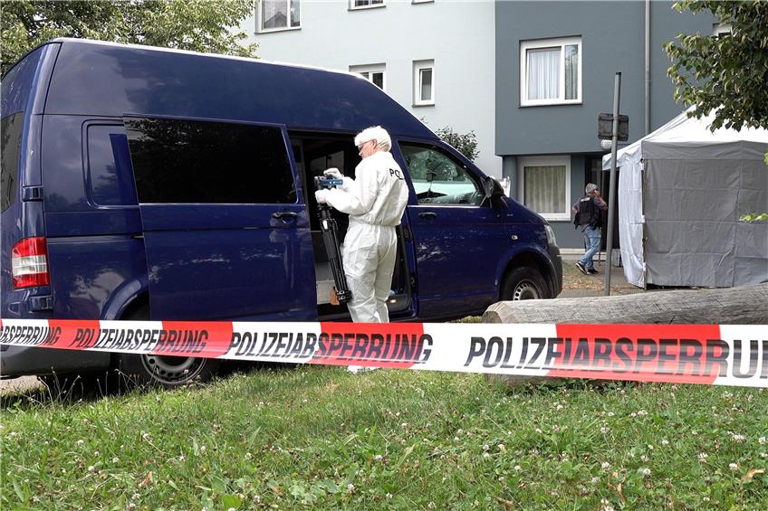 Nach dem Fund mehrerer Toter in einem Mehrfamilienhaus hat die Polizei in Sickenhausen die Ermittlungen aufgenommen. Bild: 7aktuell.de/ Alexander Hald