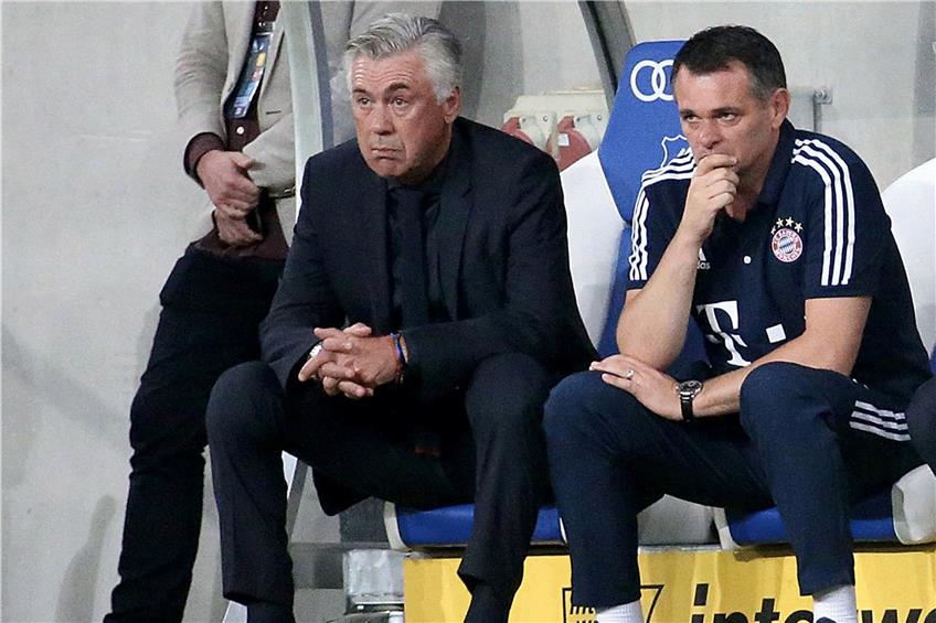 Nach dem Rauswurf des Cheftrainers Carlo Ancelotti (links), der seit Juli 2016 im Amt war, übernimmt der bisherige Assistent Willy Sagnol, einst Spieler der Bayern, übergangsweise die Verantwortung. Foto: dpa