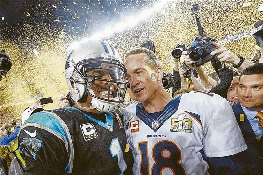 Nach dem Super Bowl: der Triumphator Peyton Manning (rechts) und sein Gegenspieler Cam Newton. Foto: dpa