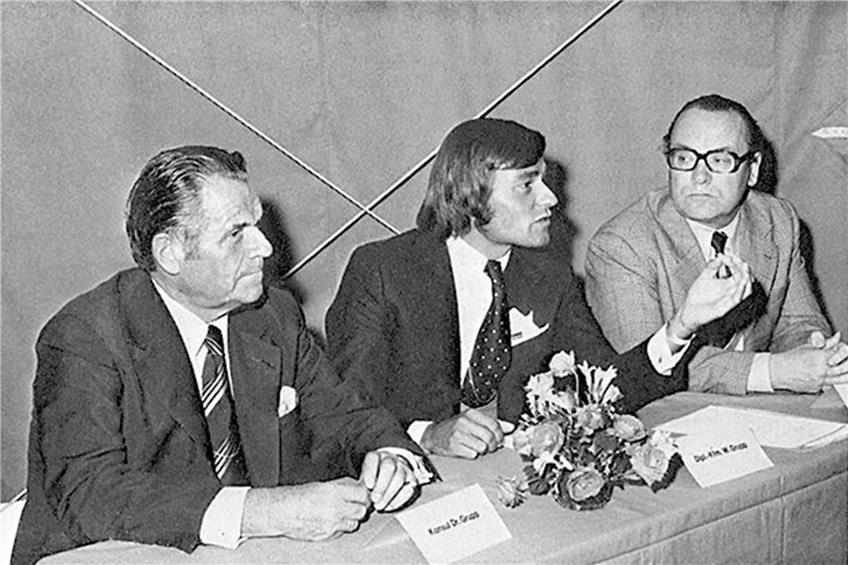 Nach dem Tod des Seniorchefs und Firmengründers Josef Mayer 1956 übernahm dessen Schwiegersohn Dr.. jur. Franz Grupp die Geschäftsleitung (Bild li.), zur Seite stand ihm Dr. Engelbert Graf. (re.) In der Mitte sitzt der junge Wolfgang Grupp.