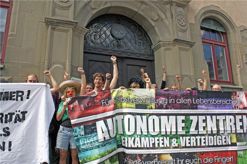Nach der Verhandlung demonstrierten Zelle-Mitarbeiter/innen und Sympathisanten gestern vor dem Amtsgericht für ihr autonomes Zentrum. Bild: de Marco