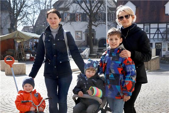 Nach zwei Tagen Flucht sind Oksana L. (rechts) und ihre Söhne Timove und Marko ohne Gepäck und ohne Deutsch- und Englischkenntnisse bei ihrer Schwester Galini Tsarnos in Kirchentellinsfurt angekommen. Bild: Horst Haas