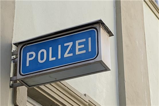 Nachdem er Polizeibeamte angespuckt und sich ihnen widersetzt hatte, wurde ein 37-Jähriger in Gewahrsam genommen. Symbolbild: Hans-Jörg Schweizer